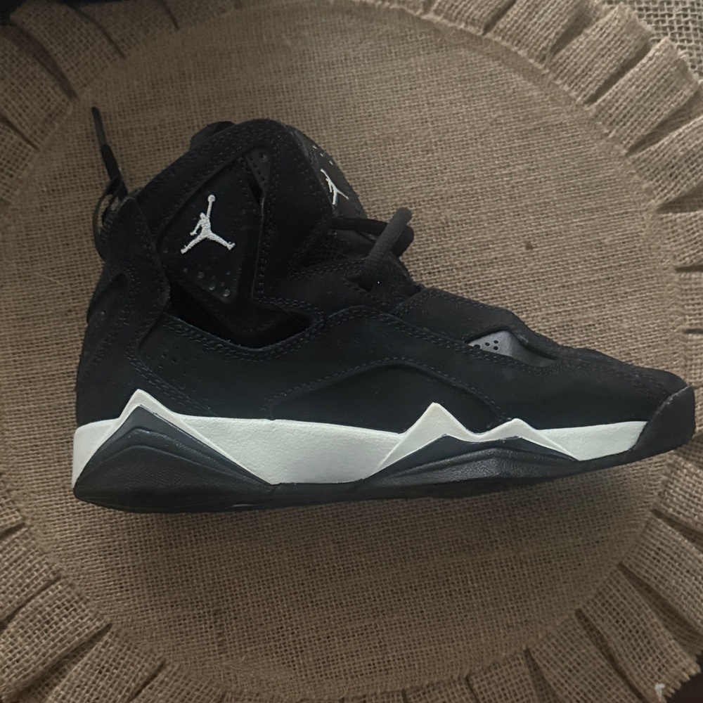 Nike Jordan True Flight Black and White Great Condition. Size 4Y - Picture 2 of 11